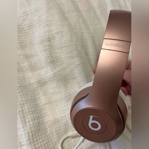 Beats solo wireless bluetooth headphones